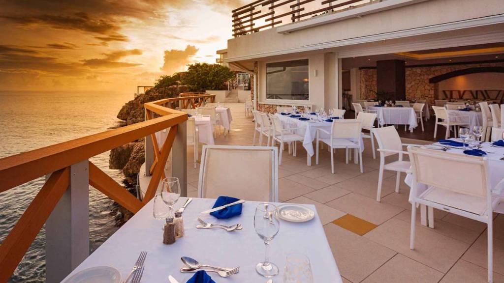 Das Restaurant im Sonesta Maho Beach Resort 