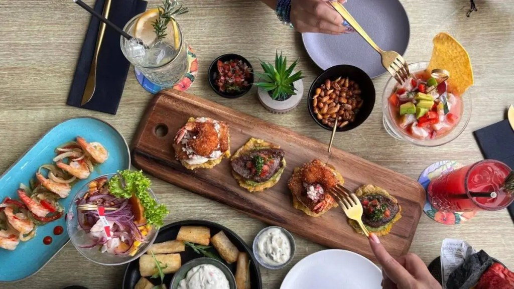 Der Tisch ist mit Tappas gedeckt.